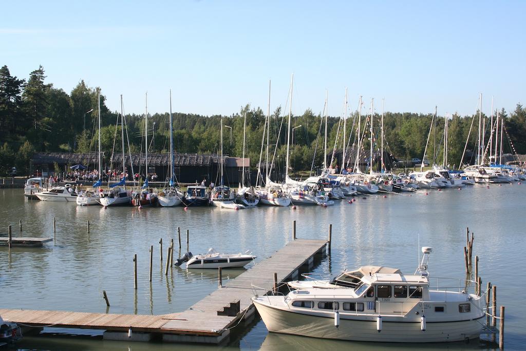 Peterzens Boathouse Villa Laupunen Bagian luar foto